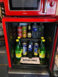 un cajón en un microondas con botellas de soda en SUITE spa accès autonome en Beaucaire