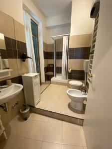 łazienka z toaletą i umywalką w obiekcie Morgagni House w Rzymie