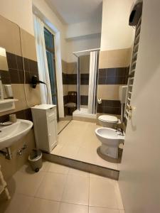 ローマにあるMorgagni Houseのバスルーム(トイレ、洗面台付)
