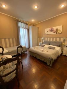 1 dormitorio con 2 camas, mesa y sillas en Morgagni House en Roma