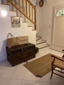 een kamer met een trap en een koffer op de vloer bij Villa Provencale au bord de mer in Martigues