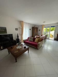 een woonkamer met een bank en een salontafel bij Villa Provencale au bord de mer in Martigues