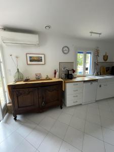 een keuken met witte kasten en een aanrecht bij Villa Provencale au bord de mer in Martigues