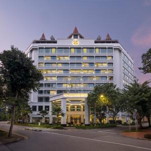新加坡The Robertson House by The Crest Collection的一座白色的大建筑,上面有钟