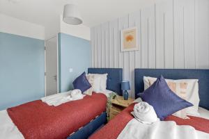 1 dormitorio con 2 camas y toallas. en Beautiful Boutique Apartments in Central Bristol en Bristol