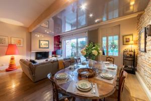 ein Esszimmer mit Tisch und Couch in der Unterkunft Le Clos Lamouroux - Grande maison pour 12 in Agen