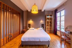 1 dormitorio con 1 cama grande en una habitación en Le Clos Lamouroux - Grande maison pour 12 en Agen