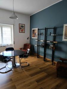 salon ze stołem i krzesłami oraz niebieską ścianą w obiekcie the apARTment w mieście Lanciano