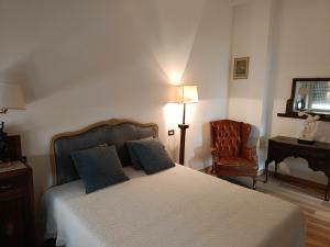 a bedroom with a bed with a lamp and a chair at the apARTment in Lanciano