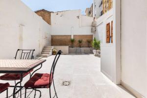 a dining room with a table and chairs at PR27 in Valencia