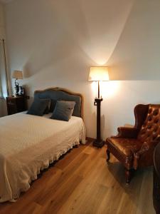1 dormitorio con 1 cama, 1 silla y 1 lámpara en the apARTment, en Lanciano