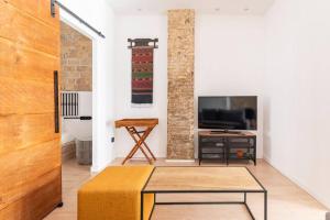 a living room with a table and a tv at PR27 in Valencia
