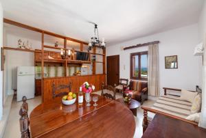kuchnia i salon z drewnianym stołem w obiekcie Kounenos House w mieście Istro