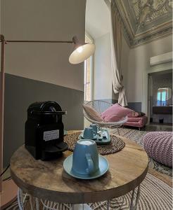 uma sala de estar com uma mesa com pratos azuis em B&B Palazzo 1906 - Eco dimora storica em Bitetto
