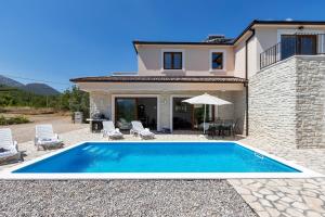 Villa con piscina frente a una casa en Charming holiday home Dolac in rural area with pool, en Slime