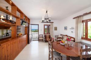 - une cuisine et une salle à manger avec une table et des chaises dans l'établissement Kounenos House, à Istron