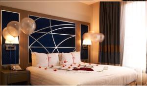 Un dormitorio con una cama grande con globos. en Diwan Residence Hotel- ِAlnaeem en Yeda