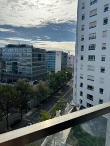uma vista a partir da varanda de um edifício em Expo Luxury apartment em Lisboa