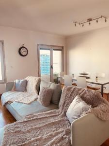 uma sala de estar com um sofá e uma mesa em Expo Luxury apartment em Lisboa