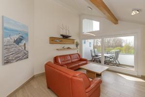 ein Wohnzimmer mit einem Sofa und einem Tisch in der Unterkunft Apartments Büsumer Ring in Kühlungsborn