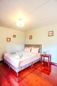 سرير أو أسرّة في غرفة في Koh kood Neverland beach resort