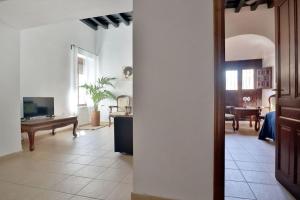 a living room with a couch and a television at Posada La Judería I in Córdoba