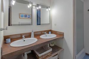 łazienka z 2 umywalkami i lustrem w obiekcie Gite Beynac w mieście Sainte-Mondane