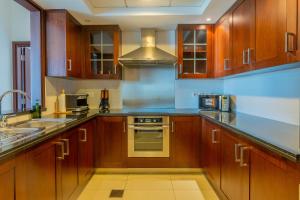 Kuchyň nebo kuchyňský kout v ubytování Bellavista - High Floor - 1BR 29 Boulevard - Burj Khalifa & Fountain View