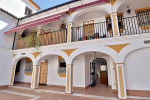 - un bâtiment avec des arches et un balcon dans l'établissement Posada Almanzor, à Cordoue