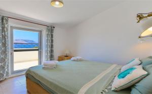 Un dormitorio con una cama con una ventana grande. en Villa Mari, en Kas 23 fotos más