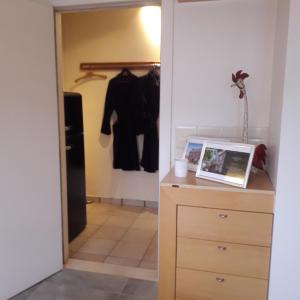 Zimmer mit einem Schrank mit einer Kommode und einem Spiegel in der Unterkunft Home Away in Blankenberge
