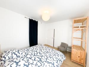 Cama ou camas em um quarto em Bégonias Appartement T3 Avenue de Lodève