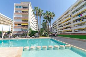 ein leerer Pool vor einem Gebäude in der Unterkunft Apto Park Lein, 5 huéspedes muy cerca de la playa in Lloret de Mar