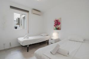 um quarto branco com 2 camas e uma janela em Easy apartment in Fuengirola Downtown - Ref 28 em Fuengirola