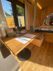 インターラーケンにあるUnique Tiny Eco Lodges with gorgeous views to Jungfrau Massivのベッド付きの部屋の木製デスク