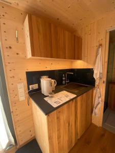 eine kleine Küche mit einer Arbeitsplatte in einer Hütte in der Unterkunft Unique Tiny Eco Lodges with gorgeous views to Jungfrau Massiv in Interlaken