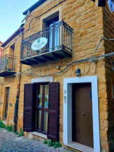 a brick building with a door and a balcony at B&B Mannalà in Agrigento