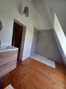 ラ・ロック・ガジャックにあるle petit bambouのバスルーム(洗面台、階段の下にシャワー付) +10枚の写真