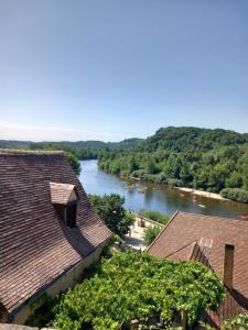 ラ・ロック・ガジャックにあるle petit bambouの家と木々のある川の航空写真