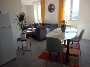 a living room with a table and a couch at le petit bambou in La Roque-Gageac