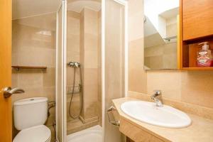 Ein Badezimmer in der Unterkunft 106casa bocana inmo apartaments roses