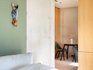 um quarto com uma cabeça de zebra na parede em Rise - Penthouse Suite with Terrace em Luxemburgo