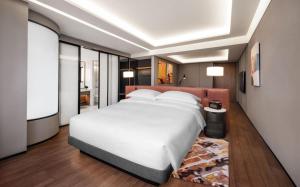 1 dormitorio con 1 cama blanca grande en una habitación en Andaz Macau, en Macau