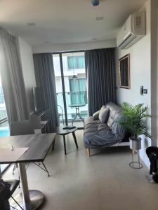 una sala de estar con un sofá y una mesa en Toppmodern lägenhet i Bang Saray, en Bang Sare 4 fotos más