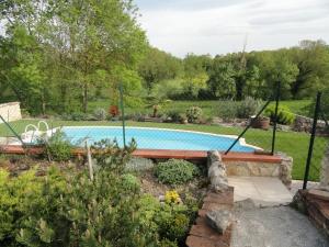 una piscina en un patio con jardín en Calme et bien-être, en Cestayrols