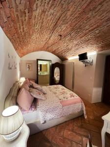 Schlafzimmer mit einem Bett mit Holzdecke in der Unterkunft Grotto Flora B&B Chambres de charme in Bigogno