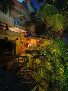un patio con una mesa y algunas plantas y luces en Shepherd Stories - Community stay for Social Entrepreneurs en Hyderabad