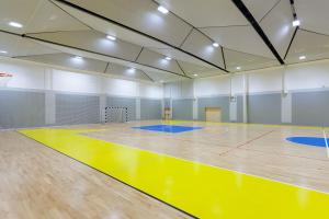a gymnasium with a basketball court and a basketball hoop at Valamar Diamant Hotel in Poreč