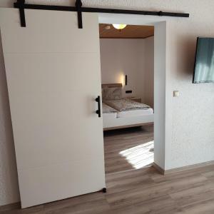 une porte ouverte sur une chambre avec un lit dans l'établissement Ferienwohnung Lichtenauer Hof, à Thyrnau
