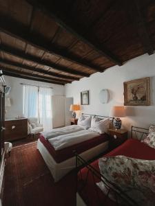 1 dormitorio grande con 2 camas y ventana en Grotto Flora B&B Chambres de charme, en Bigogno